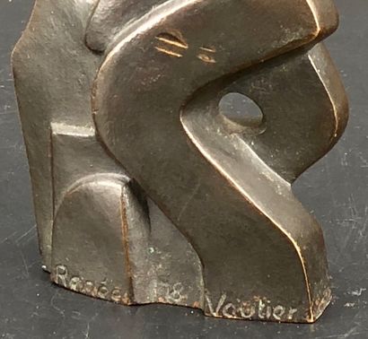 null Renée VAUTIER (1898 - 1991)
Le couple 
Petite sculpture en laiton patiné signée...