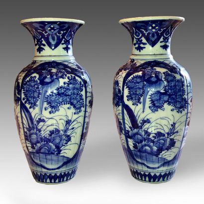null Paire de vases balustres godronnés en porcelaine à décor bleu- blanc de
fleurs...