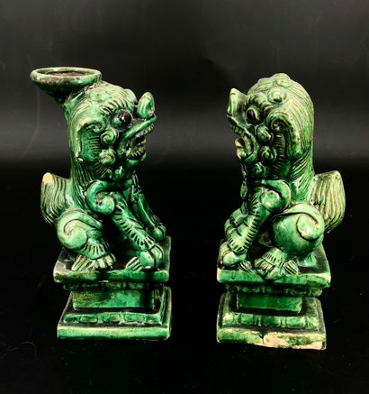 null Une paire de chiens de Phô en céramique émaillée vert, l'un formant porte-encens...