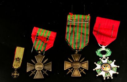 null DECORATIONS 
Un ensemble de 4 décorations : une médaille de Chevalier de la...