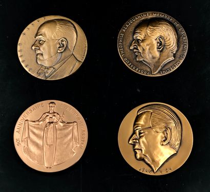 null MEDAILLES - DECORATIONS 
Un ensemble de 4 médailles en bronze doré dont une...