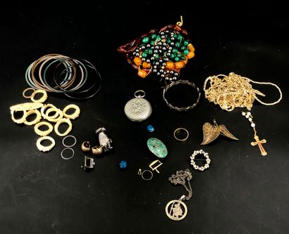 null BIJOUX FANTAISIES 
Un ensemble comprenant : colliers de perles, chaînes en métal...