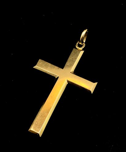 null Une croix plate à légers biseaux formant pendentif en or jaune 18K. 750 °/°°...