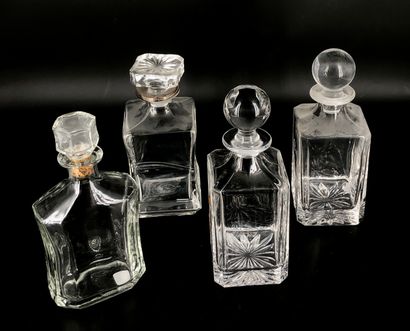 null VERRERIE 
Un lot de 4 carafes en verre et cristal dont 1 gravée "Relais Chateaux"...