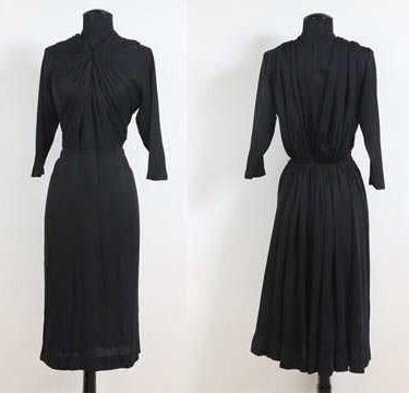 GRES Haute Couture, circa 1948 ROBE en crêpe de soie noir, corsage orné d'un drapé...