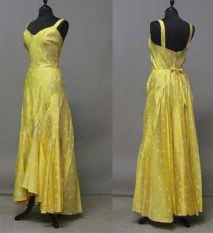 Maggy ROUFF Haute Couture, circa 1950 ROBE du soir en shantung de soie paille orné...