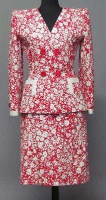 GIVENCHY Haute Couture, circa 1985 TAILLEUR en coton froissé imprimé rouge et blanc...