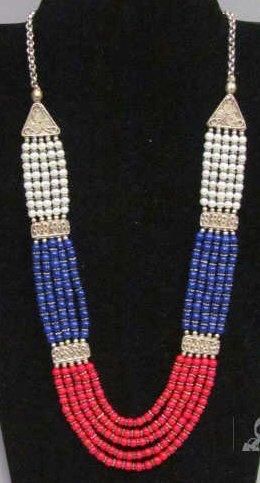 ANONYME COLLIER multirangs perlé bleu, blanc, rouge entrecoupé de motifs façonnés...