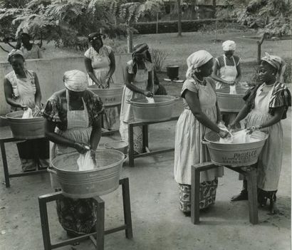 Paul ALMASY Congo, Kinshasa, école d'arts ménagers, vers 1960. Tirage argentique...