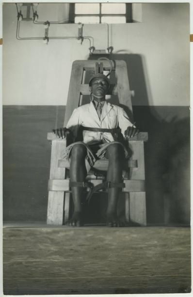 PICHONNIER Condamné à mort sur la chaise électrique, Ethiopie, 1948. Tirage argentique...