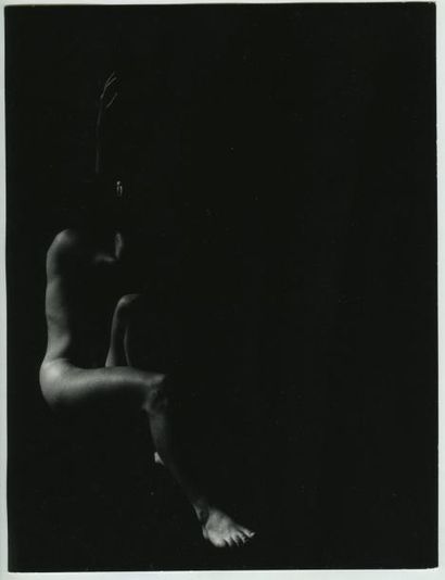 Wieslaw ZIELINSKI «Nude 1», vers 1970. Tirage argentique d'époque, 24 x 18,2 cm....