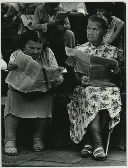 Tadeusz KOWALSKI Deux femmes, vers 1970. Tirage argentique d'époque, 24 x 18,2 cm....