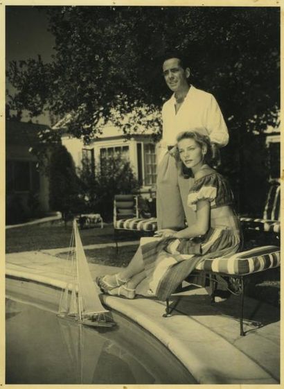 Humphrey Bogart et Lauren Bacall, vers 1955 Tirage d'époque, 22,7 x 16,4 cm. Dos...