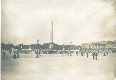 null Paris, Place de la Concorde, manoeuvres de camions militaires, 1908. Deux tirages...