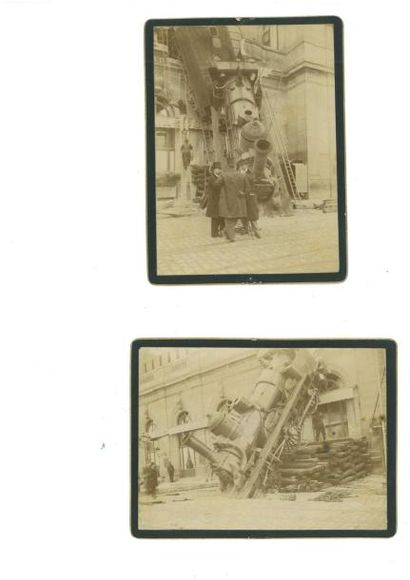 null Deux photographies: accident de train gare Saint Lazare, 22 octobre 1895. Deux...