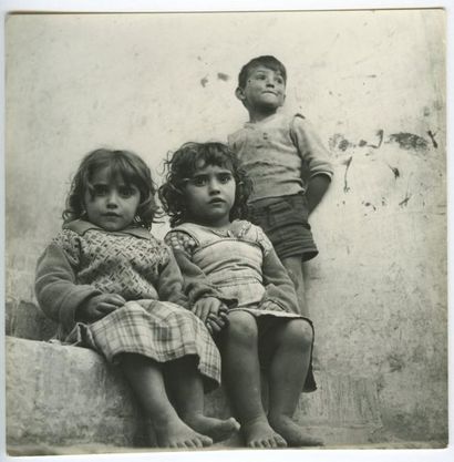 Eva HEYMANN Enfants de la zone, banlieue de Paris, vers 1950. Tirage argentique d'époque,...