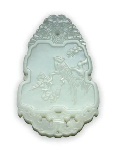 Pendentif en jade céladon à décor sculpté...
