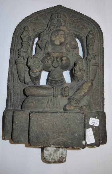 null Stèle en grès patiné gris foncé représentant Lakshmi (?) la parèdre de Vishnu,...