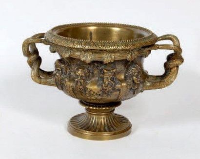 Vase cratère à deux anses nouées en bronze,...