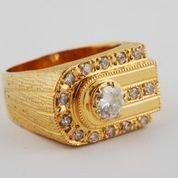 null Bague chevalière en or jaune guilloché 14K (585 millièmes) ornée d'un diamant...