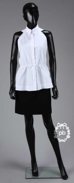 ALAÏA, CIRCA 2010 CHEMISIER trapèze en coton mélangé blanc, col rabattu, boutonnage...