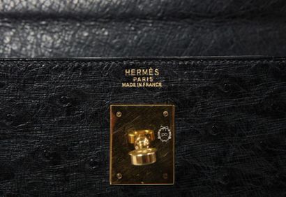 HERMES Paris "KELLY" 32 cm en autruche noir, poignée, anse amovible, cadenas gainé...