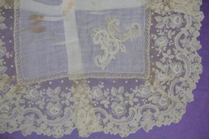 null Un mouchoir de mariée en linon, chiffre en entourage en Alençon, XIXème siècle...