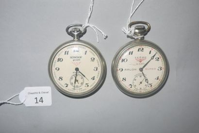 Deux montres en acier à décor de locomotive...
