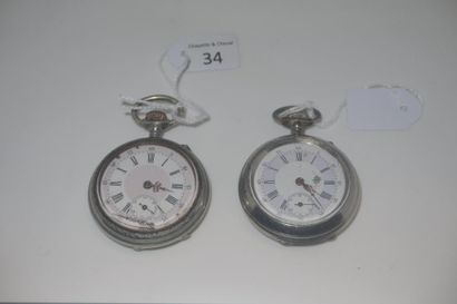 null Deux montres à cylindre en métal argenté et ciselé.