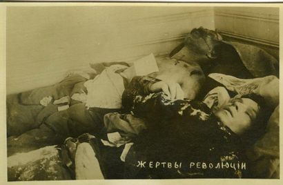 null Russie, vers 1917 Huit photographies: victimes de la révolution, cadavres, cérémonies...