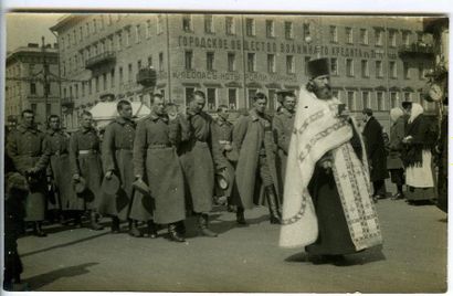 null Russie, vers 1917 Huit photographies: victimes de la révolution, cadavres, cérémonies...