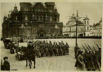null U.R.S.S. Deux photographies: défilé militaire en 1919 et enterrement d'Adolphe...