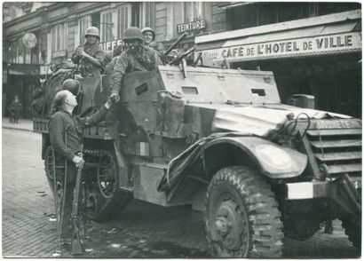 null Libération de Paris. Quatorze photographies 19-26 août 1944. Tirages argentiques...