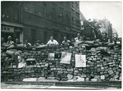 null Libération de Paris. Quatorze photographies 19-26 août 1944. Tirages argentiques...