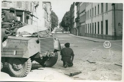 André BIENVENU Prise du Luxembourg par la Deuxième D.B., 25 août 1944. Vingt-cinq...
