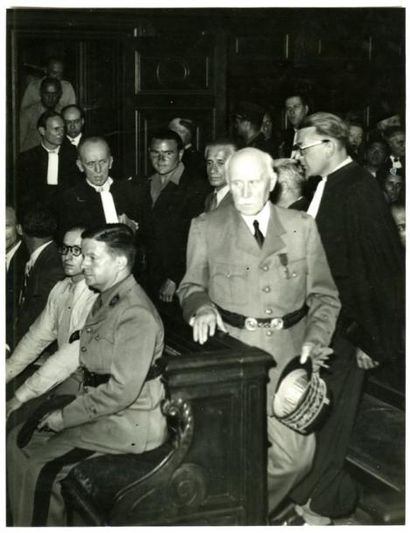 null Photographe non identifié. Pétain lors de son procès, juillet-août 1945. Tirage...