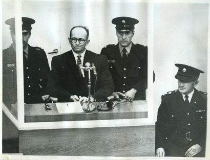 null Photographe non identifié. Adolf Eichmann lors de son procès en Israël, 1961....