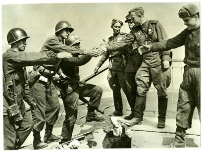 null Les Grandes étapes de la Victoire. Album portant douze photographies collées...