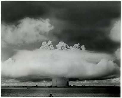 null Essais nucléaires U.S.A.,1946- c.1960 dont atoll de Bikini. Vingt-six tirages...