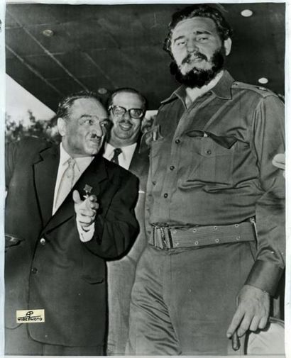 Fidel Castro (né en 1926) Deux photographies en compagnie du président Osvaldo Dorticos,...