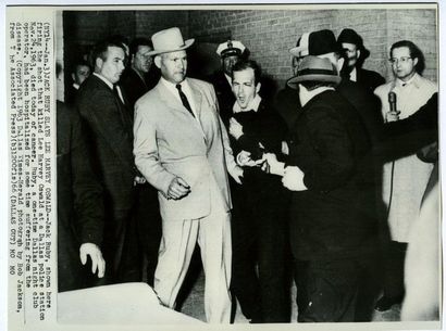 Robert H Jackson. L'assassinat de Lee Harvey Oswald par Jack Ruby, 1963. Tirage argentique...
