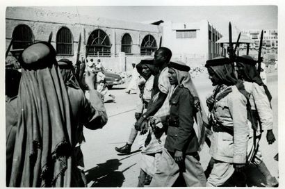 null Moyen-Orient Neuf photographies de scènes de décapitation, vers 1960. Tirages...