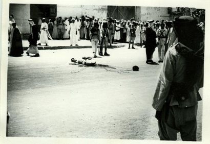 null Moyen-Orient Neuf photographies de scènes de décapitation, vers 1960. Tirages...