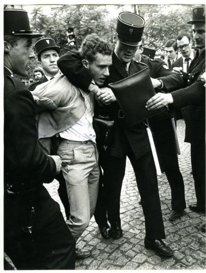 null Insurrection étudiante, Paris, quartier latin, juin 1966. Trente-cinq tirages...