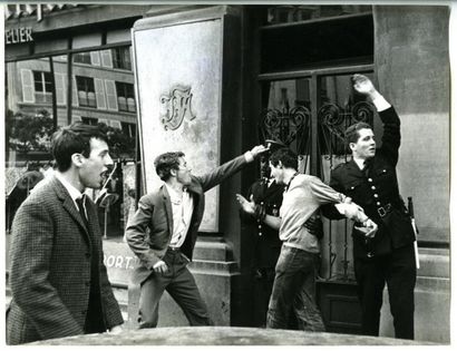 null Insurrection étudiante, Paris, quartier latin, juin 1966. Trente-cinq tirages...