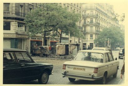 Mai 1968 Quatre photographies couleurs: quartier latin. Tirages argentiques d'époque,...