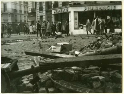 Mai 1968 Neuf photographies: manifestations, dévastations, actions policières, 5ème...