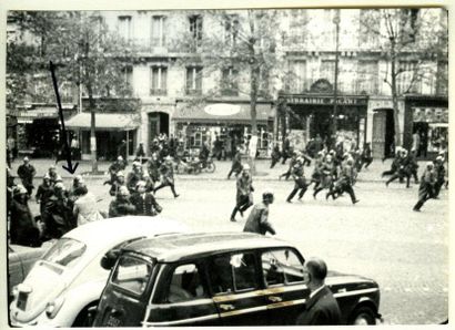 Mai 1968 Neuf photographies: manifestations, dévastations, actions policières, 5ème...