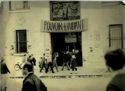 Mai 1968 Trois photographies: rue des Saints Père, faculté de médecine. Tirages argentiques...