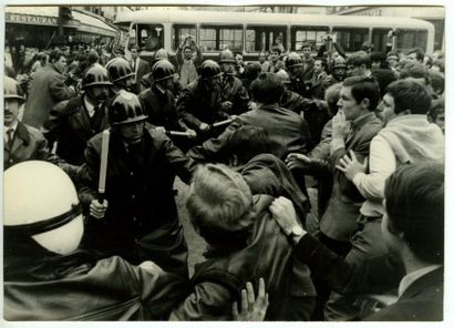 Mai 1968 Cent-trente-six photographies de presse. Tirages argentiques d'époque, environ...